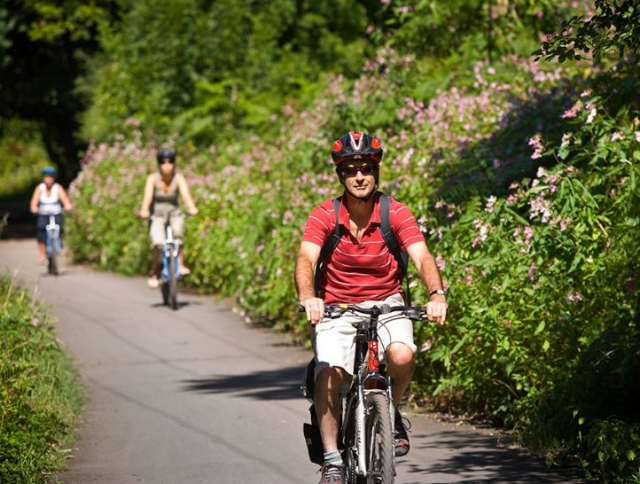  Rema por el carril soleado 